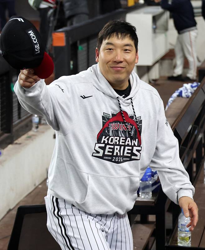 30일 대전 한화생명볼파크에서 열린 한국시리즈 4차전 경기에서 승리한 뒤 팬들에게 인사하는 LG 트윈스 김현수