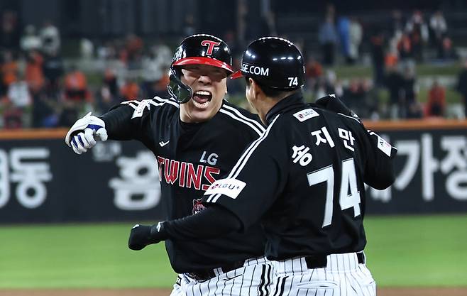 30일 대전 한화생명볼파크에서 열린 한국시리즈 4차전 한화 이글스와 경기에서 9회초 2사 2, 3루 때 역전 2타점 적시타를 친 뒤 환호하는 LG 김현수