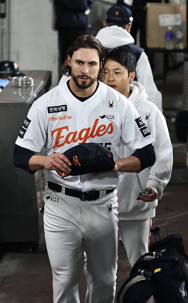 30일 대전 한화생명볼파크에서 열린 한국시리즈 4차전 LG 트윈스와 경기에 선발 등판한 뒤 8회초 마운드에서 내려온 한화 이글스 라이언 와이스
