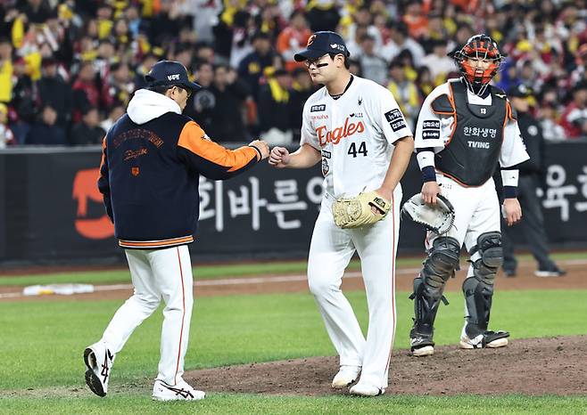 30일 대전 한화생명볼파크에서 열린 한국시리즈 4차전 LG 트윈스와 경기에서 9회초 마운드에서 내려가는 한화 이글스 김서현