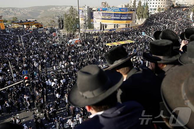 이스라엘 초정통파 유대교도 수십만 명이 30일(현지시간) 베냐민 네타냐후 총리가 약속한 군 복무 면제를 보장하는 법안을 요구하며 예루살렘에서 대규모 항의 시위를 개최했다. 2025.10.30 ⓒ 로이터=뉴스1 ⓒ News1 김경민 기자