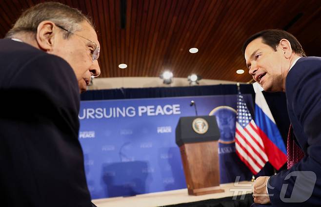 지난 8월 15일(현지시간) 세르게이 라브로프 러시아 외무장관(왼쪽)과 마코 루비오 미국 국무장관이 알래스카주 엘멘도프-리처드슨 합동기지에서 도널드 트럼프 미국 대통령과 블라디미르 푸틴 러시아 대통령의 공동 기자회견을 앞두고 대화를 나누고 있다. 2025.08.15 ⓒ 로이터=뉴스1 ⓒ News1 김지완 기자