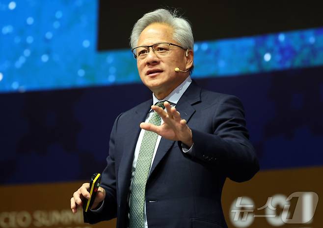 젠슨 황 엔비디아 최고경영자(CEO)가 31일 경북 경주예술의전당에서 열린 아시아태평양경제협의체(APEC) CEO 서밋에서 특별세션 기조연설을 하고 있다. (공동취재) 2025.10.31/뉴스1 ⓒ News1 김민지 기자