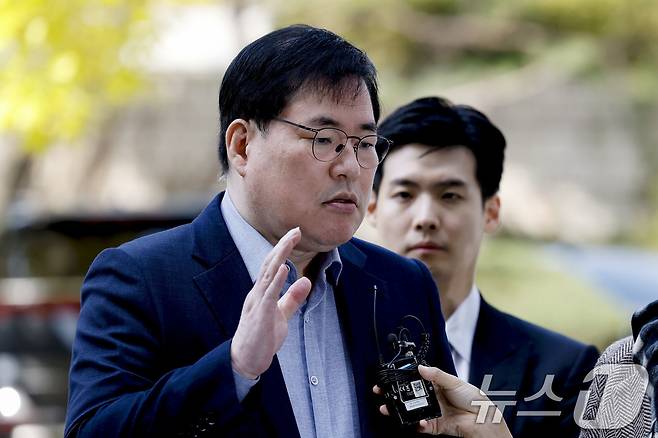 대장동 개발 비리 의혹으로 재판에 넘겨진 유동규 전 성남도시개발공사 기획본부장이 31일 서울 서초구 중앙지법에서 열린 1심 선고공판에 출석하며 입장을 밝히고 있다. (공동취재) 2025.10.31/뉴스1 ⓒ News1 이광호 기자