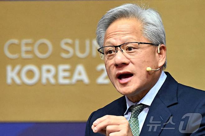 젠슨 황 엔비디아 최고경영자(CEO)가 31일 경북 경주시 경주예술의전당에서 열린 'APEC CEO 서밋' 마지막 특별 세션에서 연설하고 있다. (공동취재) 2025.10.31/뉴스1 ⓒ News1 김민지 기자