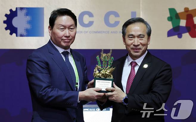 최태원 SK 회장이 31일 오후 경북 경주예술의전당에서 아시아태평양경제협력체(APEC) 최고경영자(CEO) 서밋(Summit) 페회식에서 런 홍빈 중국 국제무역촉진위원회 회장에게 의사봉을 인계하고 있다. (공동취재) 2025.10.31/뉴스1 ⓒ News1 김민지 기자