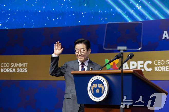이재명 대통령이 29일 경북 경주 예술의전당에서 열린 아시아태평양경제협력체(APEC) 정상회의 최고경영자(CEO) 서밋 개회식에서 특별연설을 하기 위해 단상으로 향하며 손을 흔들고 있다. (대통령실 제공. 재판매 및 DB 금지) 2025.10.29/뉴스1 ⓒ News1 허경 기자