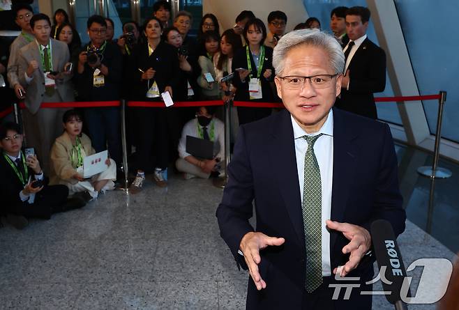 젠슨 황 엔비디아 최고경영자(CEO)가 31일 오후 경북 경주예술의전당에서 기자간담회에 앞서 취재진과 만나 질의응답을 하고 있다. 2025.10.31/뉴스1 ⓒ News1 김민지 기자