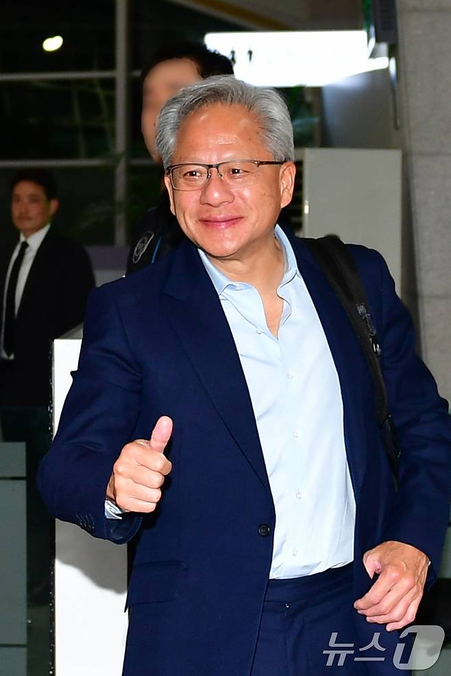 젠슨 황 엔비디아 창립자 겸 CEO 젠슨 황이 31일 오후 경북 경주시에서 열린 아시아태평양 경제협력체(APEC) APEC일정을 마친 후 포항경주공항을 통해 영국 런던으로 출국하고 있다. 2025.10.31/뉴스1 ⓒ News1 최창호 기자
