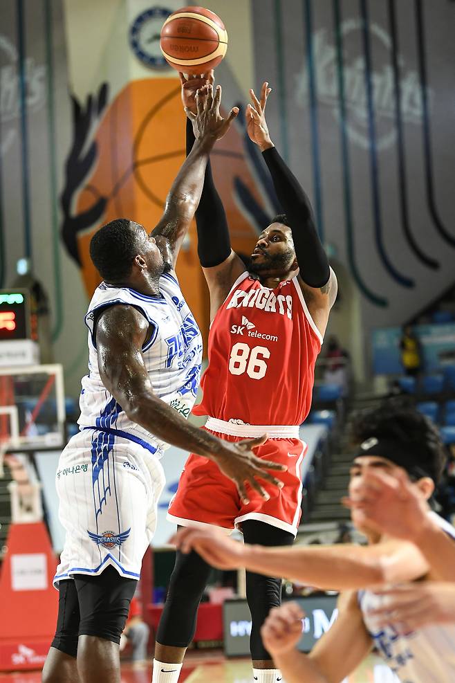 프로농구 SK 먼로(오른쪽)가 31일 한국가스공사와 경기에서 슛을 쏘고 있다.(KBL 제공)