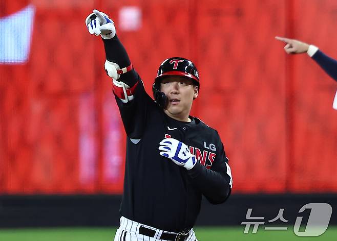 31일 대전 한화생명볼파크에서 열린 프로야구 2025 신한 SOL뱅크 KBO 포스트시즌 한국시리즈 5차전 LG 트윈스와 한화 이글스의 경기, 1회초 1사 2루 상황에서 LG 김현수가 적시타를 치고 기뻐하고 있다. 2025.10.31/뉴스1 ⓒ News1 김도우 기자