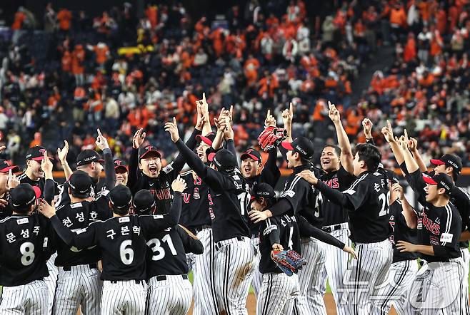 31일 대전 한화생명볼파크에서 열린 프로야구 2025 신한 SOL뱅크 KBO 포스트시즌 한국시리즈 5차전 LG 트윈스와 한화 이글스의 경기, 4대1로 승리하며 통합 우승을 차지한 LG 선수들이 기쁨을 나누고 있다. 2025.10.31/뉴스1 ⓒ News1 김도우 기자