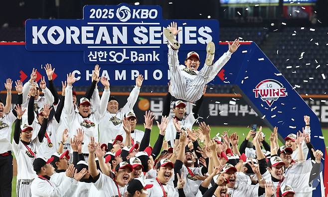 31일 대전 한화생명 볼파크에서 열린 2025 신한 SOL뱅크 KBO 한국시리즈(KS·7전 4선승제) 5차전에서 한화 이글스를 4-1로 제압하고 통합 우승을 차지한 LG 염경엽 감독이 헹가래를 받고 있다. 2025.10.31/뉴스1 ⓒ News1 김도우 기자