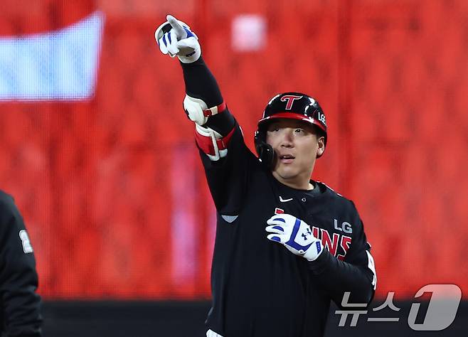 31일 대전 한화생명볼파크에서 열린 프로야구 2025 신한 SOL뱅크 KBO 포스트시즌 한국시리즈 5차전 LG 트윈스와 한화 이글스의 경기, 1회초 1사 2루 상황에서 LG 김현수가 적시타를 치고 기뻐하고 있다. 2025.10.31/뉴스1 ⓒ News1 김도우 기자