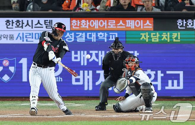 31일 대전 한화생명볼파크에서 열린 프로야구 2025 신한 SOL뱅크 KBO 포스트시즌 한국시리즈 5차전 LG 트윈스와 한화 이글스의 경기, 6회초 1사 2루 상황 LG 김현수가 1타점 적시타를 치고 있다. 2025.10.31/뉴스1 ⓒ News1 김기태 기자
