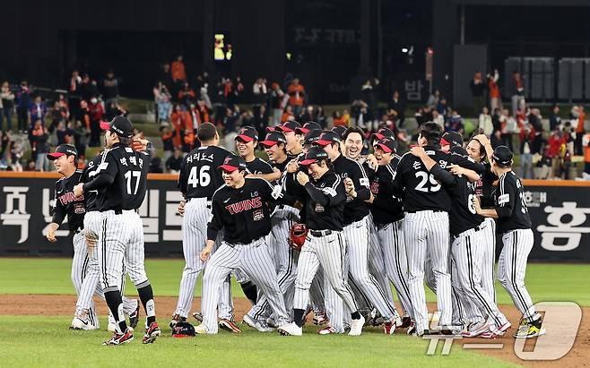 31일 오후 대전 한화생명볼파크에서 열린 프로야구 2025 신한 SOL뱅크 KBO 한국시리즈 5차전 LG트윈스와 한화 이글스의 경기, 4대 1로 승리하며 통합 우승을 차지한 LG 선수들이 환호하고 있다. 2025.10.31/뉴스1 ⓒ News1 구윤성 기자