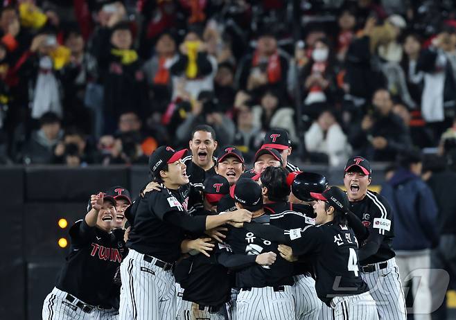 31일 대전 한화생명 볼파크에서 열린 2025 신한 SOL뱅크 KBO 한국시리즈(KS·7전 4선승제) 5차전에서 한화 이글스를 4-1로 제압하고 통합 우승을 차지한 LG 선수들이 그라운드에 모여 환호하고 있다. 2025.10.31/뉴스1 ⓒ News1 김기태 기자