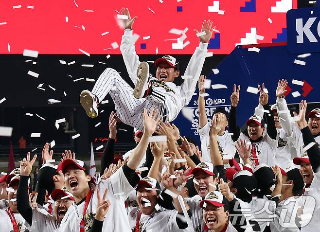 31일 오후 대전 한화생명볼파크에서 열린 프로야구 2025 신한 SOL뱅크 KBO 한국시리즈 5차전 LG트윈스와 한화 이글스의 경기, 4대 1로 승리하며 통합 우승을 차지한 LG 선수들이 염경엽 감독을 헹가래치고 있다. 2025.10.31/뉴스1 ⓒ News1 구윤성 기자