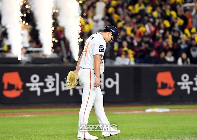 한화 김서현이 30일 대전 한화생명볼파크에서 열린 2025 KBO리그 LG와의 한국시리즈 4차전 9회초 무사 1루 상황에서 LG 박동원에게 2점 홈런을 친 뒤 고개를 떨구고 있다. 대전 | 박진업 기자 upandup@sportsseoul.com