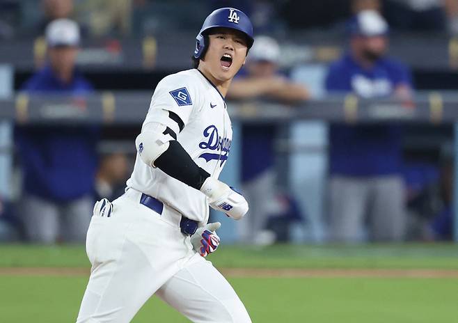 LA 다저스 오타니가 28일(한국시간) 미국 캘리포니아주 LA 다저 스타디움에서 열린 2025 메이저리그(ML) 월드시리즈(WS) 3차전 토론토와 경기에서 7회말 홈런을 때린 후 포효하고 있다. 사진 | LA=Imagn Images 연합뉴스