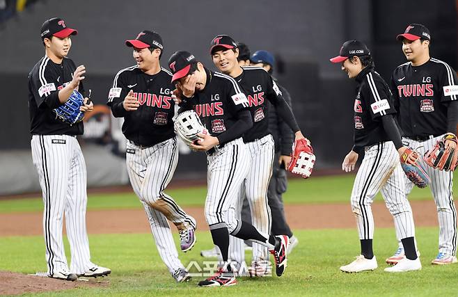 LG 주장 박해민(왼쪽 셋째)이 30일 대전 한화생명볼파크에서 열린 2025 KBO리그 한화와 한국시리즈 4차전에서 7-4 역전승을 거둔 뒤 눈물을 훔치고 있다. LG는 시리즈 3승을 거두며 우승에 1승만을 남겨두게 되었다. 대전 | 박진업 기자 upandup@sportsseoul.com