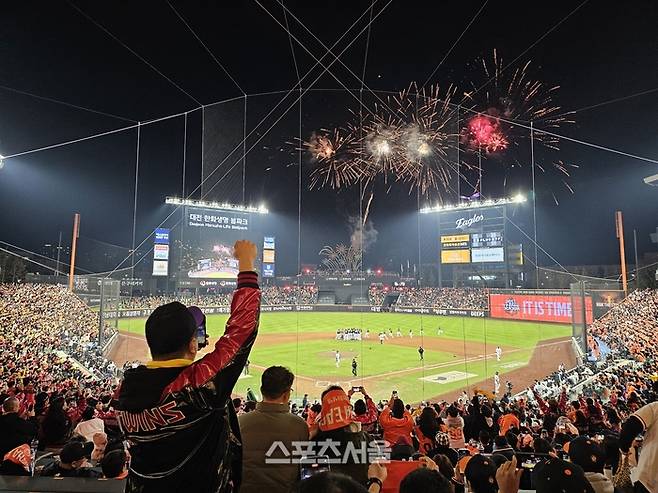 2025 KBO리그 한국시리즈 5차전이 열린 31일 대전 한화생명 볼파크. LG 우승으로 막을 내리자 폭죽과 환호가 대전구장을 뒤덮고 있다. 사진 | 대전=장강훈 기자 zzang@sportsseoul.com