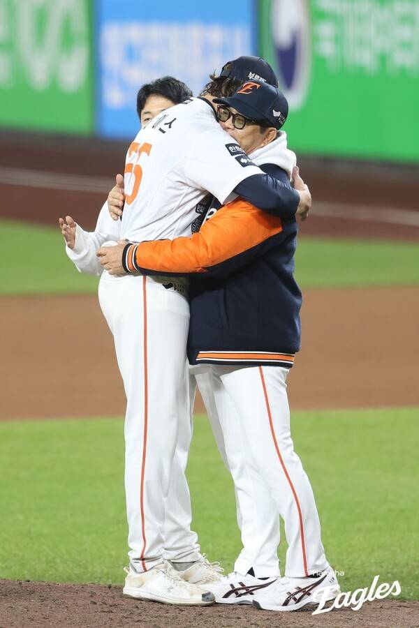 라이언 와이스가 지난 30일 한화 이글스·LG 트윈스 한국시리즈 4차전 선발로 나왔다. 8회초 2사에서 2루타를 맞자 자신을 바꾸러온 양상문 투수코치와 포옹하고 있다. /사진= 한화 이글스