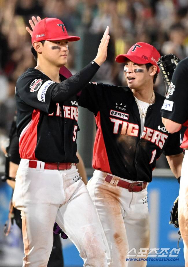 5일 부산 사직야구장에서 열린 KIA와 롯데의 경기, KIA가 2대0으로 승리했다. 김도영 박찬호가 기쁨을 나누고 있다. 부산=허상욱 기자wook@sportschosun.com/2025.08.05/