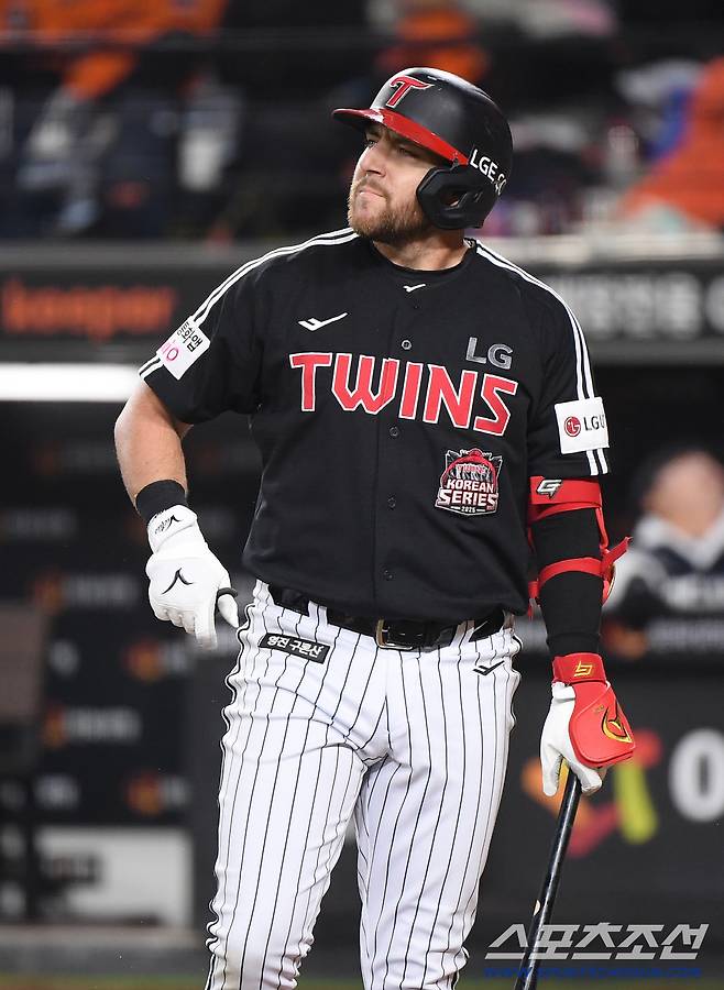 30일 대전 한화생명볼파크에서 열린 LG와 한화의 한국시리즈 4차전. 7회초 무사 오스틴이 공에 타이밍을 뺏긴 후 아쉬워하고 있다. 대전=정재근 기자 cjg@sportschosun.com/2025.10.30/