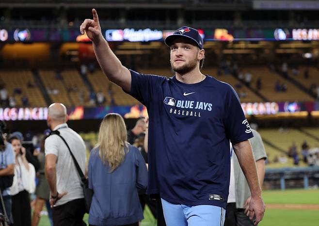 트레이 이새비지가 5차전을 승리로 이끈 뒤 팬들을 향해 손을 들어 답하고 있다. AFP연합뉴스