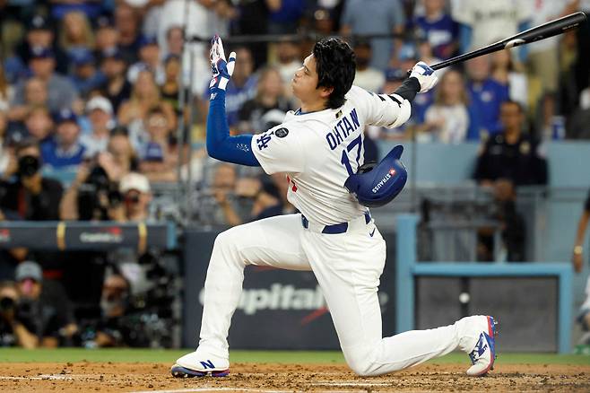 오타니 쇼헤이가 3회말 트레이 이새비지의 바깥쪽 스플리터에 헛스윙하며 무릎을 꿇고 있다. AFP연합뉴스