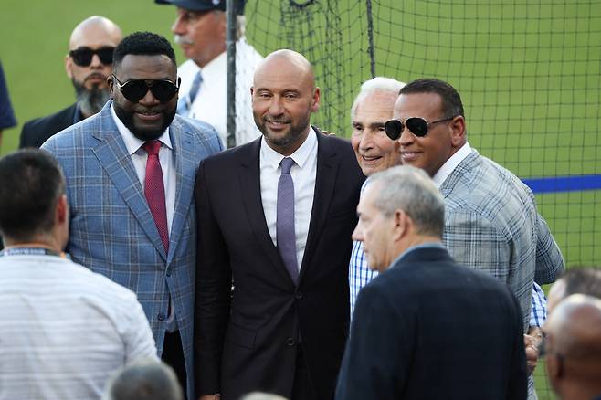 샌디 쿠팩스가 월드시리즈 4차전을 앞두고 데이비드 오티스, 데릭 지터, 알렉스 로드리게스와 포즈를 취하고 있다. Imagn Images연합뉴스