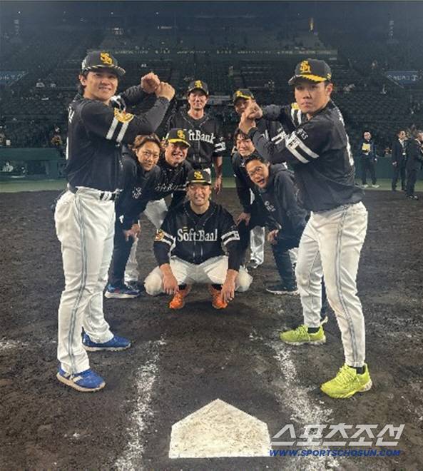 재팬시리즈에서 우승한 소프트뱅크 선수들이 고시엔구장 홈플레이트에서 우승 포즈를 취했다. 사진캡처=소프트뱅크 호크스 SNS