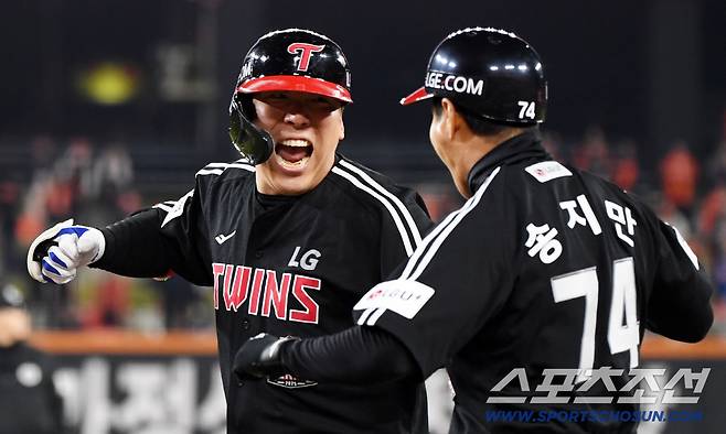 30일 대전 한화생명볼파크에서 열린 한국시리즈 4차전 한화 이글스와 LG 트윈스의 경기. 9회초 2사 2,3루 LG 김현수가 역전 적시타를 날린 뒤 환호하고 있다. 대전=박재만 기자 pjm@sportschosun.com/2025.10.30/