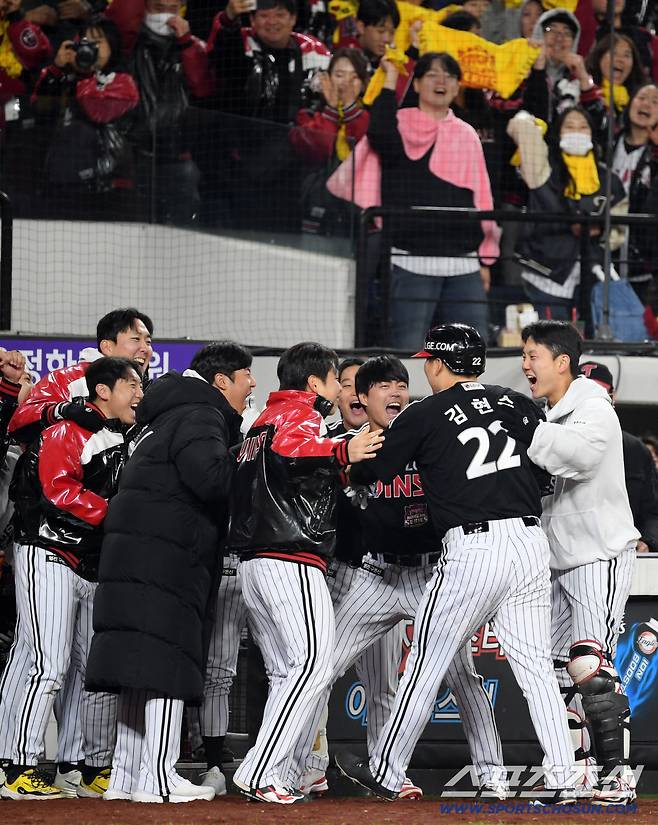 30일 대전 한화생명볼파크에서 열린 한국시리즈 4차전 한화 이글스와 LG 트윈스의 경기. 9회초 2사 2,3루 LG 김현수가 역전 적시타를 날린 뒤 환호하고 있다. 대전=박재만 기자 pjm@sportschosun.com/2025.10.30/