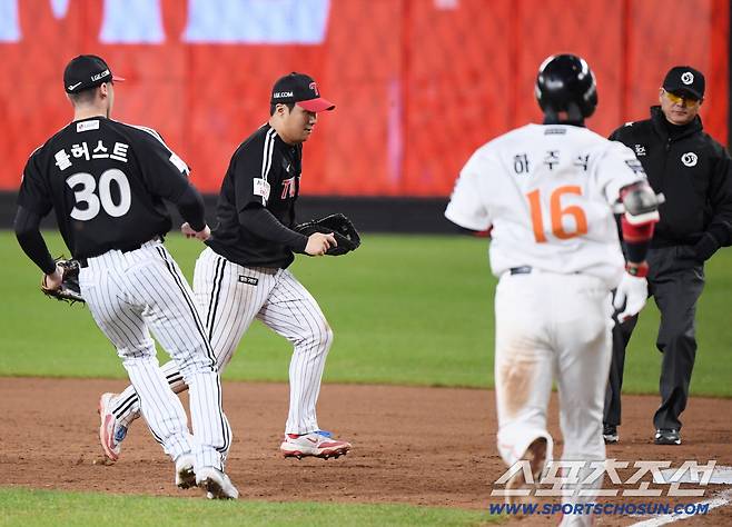 31일 대전 한화생명볼파크에서 열린 LG와 한화의 한국시리즈 5차전. 4회말 1사 하주석의 타구를 잡은 문보경이 1루를 밟고 있다. 대전=정재근 기자 cjg@sportschosun.com/2025.10.31/