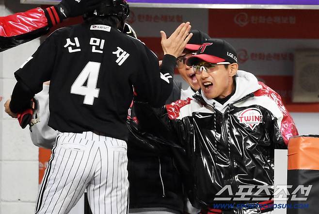 31일 대전 한화생명볼파크에서 열린 한국시리즈 5차전 한화 이글스와 LG 트윈스의 경기. 1회초 1사 2루 LG 김현수 안타 때 득점한 신민재를 염경엽 감독이 반기고 있다. 대전=박재만 기자 pjm@sportschosun.com/2025.10.31/