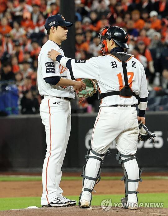 문동주(왼쪽). ⓒ연합뉴스