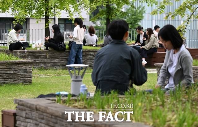 교육부와 한국대학교육협의회(대교협)는 31일 4년제 일반 및 교육대학 193개교, 전문대학 129개교 등 총 322개교를 대상으로 한 '2025년 10월 대학정보공시 분석 결과'를 발표했다. 사진은 서울의 한 대학 캠퍼스./장윤석 기자