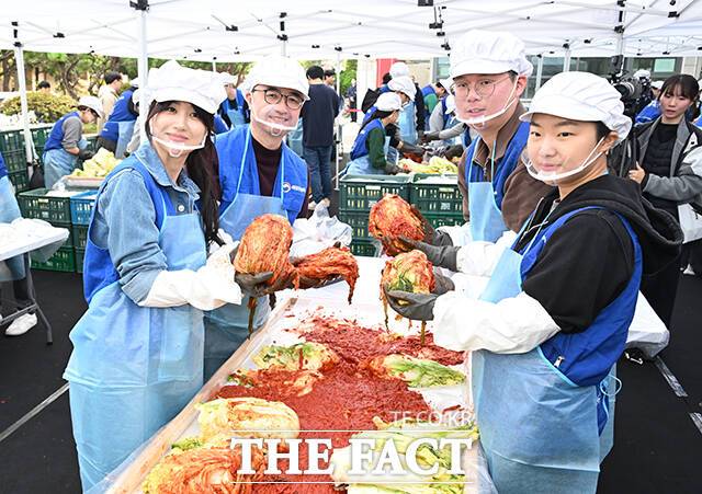 배우 박하선(왼쪽에서 첫 번째)과 임기근 기획재정부 제2차관(왼쪽에서 두 번째)이 31일 오전 서울 강서구 강서노인종합복지관에서 열린 취약계층을 위한 김장김치 나눔 봉사활동에 참석해 기념촬영을 하고 있다. /박헌우 기자