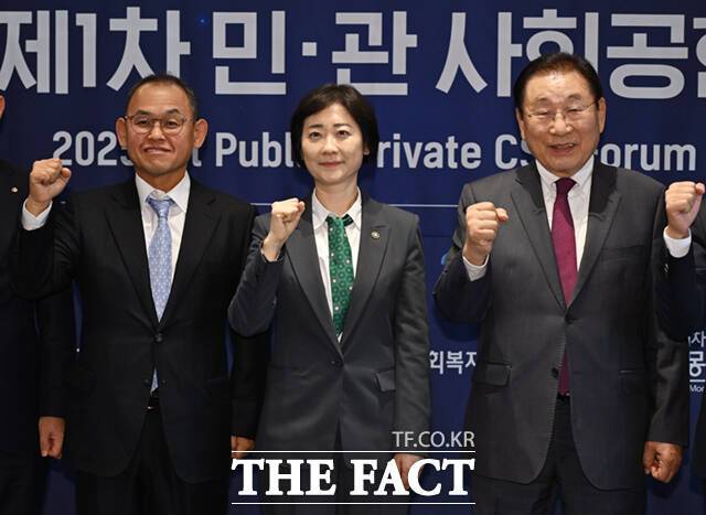 이스란 보건복지부 제1차관(가운데)이 31일 오후 서울 중구 롯데호텔 서울에서 열린 '2025 제1차 민·관 사회공헌 포럼'에 참석해 기념촬영하고 있다. 왼쪽부터 박상헌 한국청과 대효이사, 이 차관, 김성이 한국사회복지협의회장.
