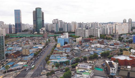 여의도와 신도림 등 인근 지역에 비해 개발이 느린 문래동.&nbsp;