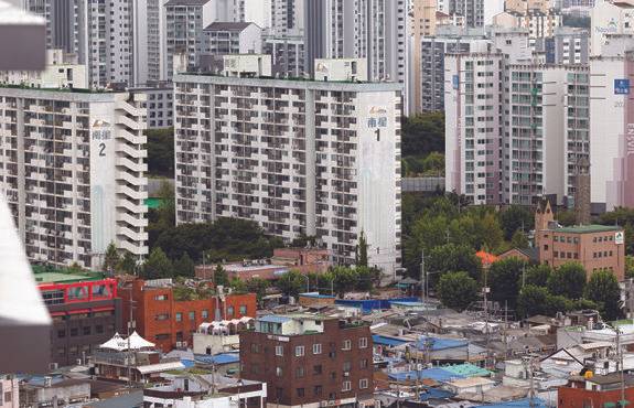 최근 호가가 급등한 문래동 국화아파트와 남성아파트.