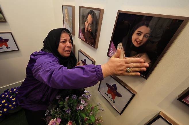 2025년 10월 26일 서울 종로구 별들의집에서 이태원 참사 희생자 외국인 유가족이 고인의 사진을 어루만지고 있다. /장경식 기자