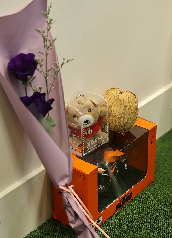 2025년 10월 26일 서울 종로구 별들의집에서 이태원 참사 희생자 외국인 유가족들이 고인 사진 앞에 꽃, 인형 등을 놓아두었다. /장경식 기자