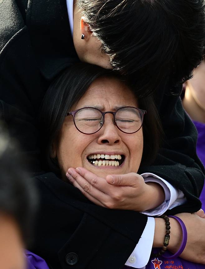 이태원 참사 3주기 기억식이 29일 오전 서울 종로구 광화문 북광장에서 열린 가운데 한 유가족이 추모사를 들으며 오열하고 있다. /박성원 기자