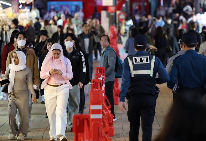 2025년 10월 24일 서울 마포구 홍대거리에서 경찰과 자지체 관계자들이 핼러윈을 앞두고 안전점검에 나서고 있다. /장경식 기자