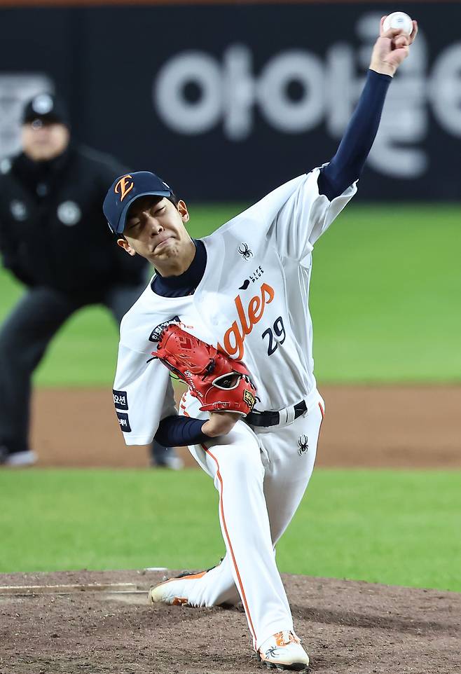 31일 대전 한화생명볼파크에서 열린 프로야구 2025 신한 SOL뱅크 KBO 포스트시즌 한국시리즈 5차전 LG 트윈스와 한화 이글스의 경기, 한화 구원투수 황준서가 4회초 등판해 역투하고 있다./뉴스1