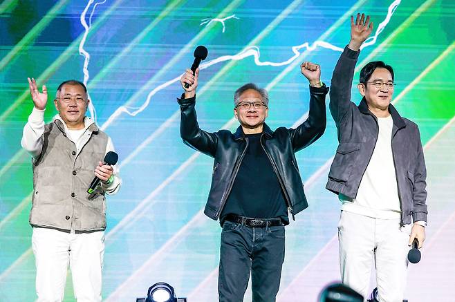 젠슨 황 엔비디아 최고경영자(CEO)와 이재용 삼성전자 회장, 정의선 현대차그룹 회장이 지난 30일 서울 강남구 코엑스에서 열린 엔비디아 지포스 게이머 페스티벌에서 인사를 하고 있다./뉴스1