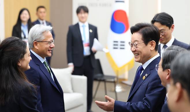 이재명 대통령이 31일 APEC 정상회의장인 경주화백컨벤션센터에서 면담을 위해 젠슨 황 엔비디아 최고경영자와 그의 딸을 맞이하고 있다./연합뉴스